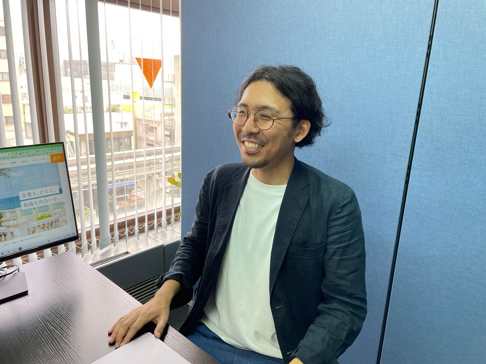 データを見ながら話し合うレキサンとISLANDのメンバー